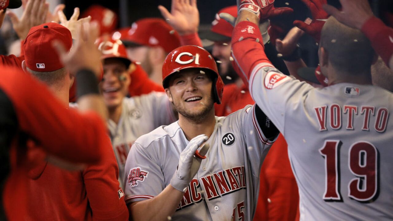 Grandal hits first leadoff HR, Brewers beat Reds 65