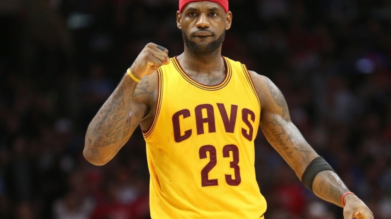 LeBron James campaigns with Clinton in Ohio