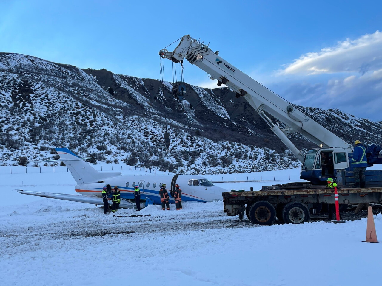 aspen airport plane off runway