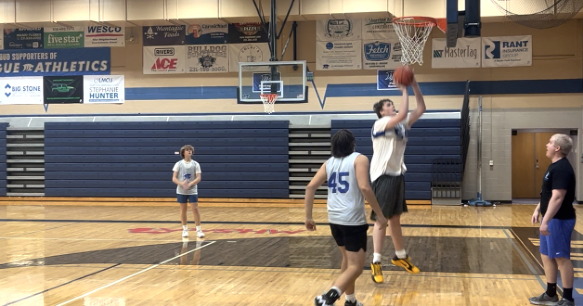 Olympian athlete, NBA coach donates size 17 shoes to West Michigan sophomore - Vimarsana News