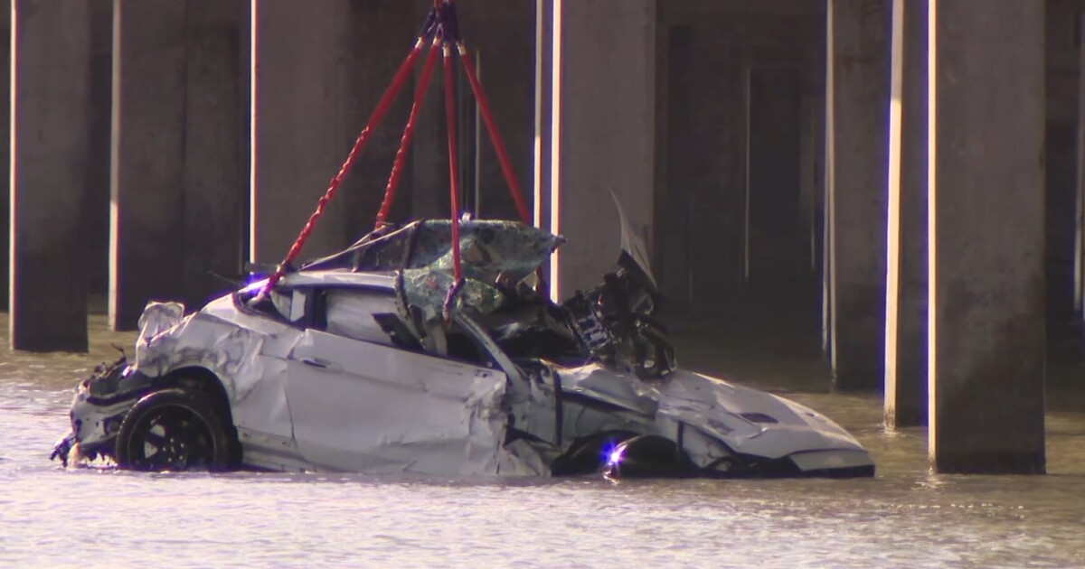Flour Bluff rescue officials pull car out of Humble Channel - Vimarsana News