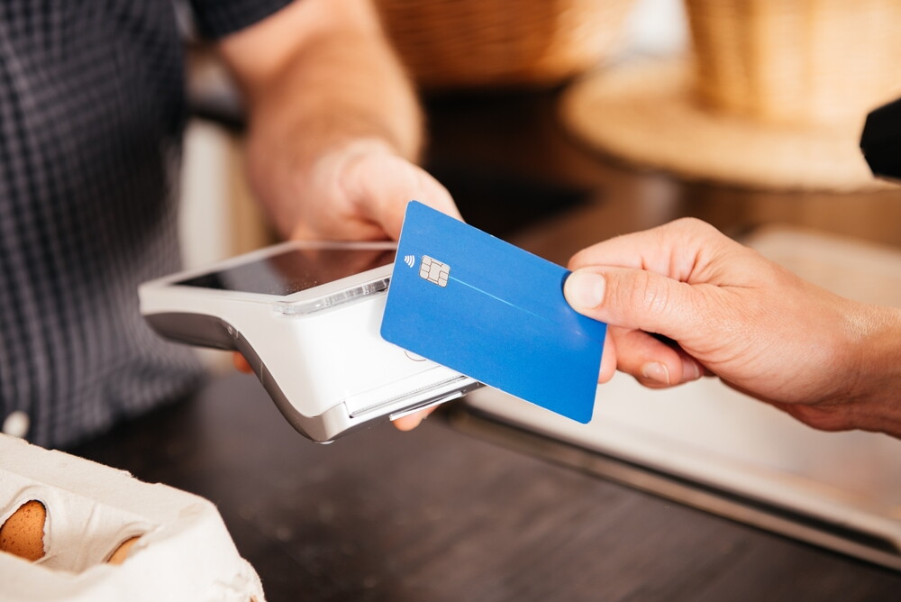 A,Customer,Is,Paying,For,Groceries,Using,A,Credit,Card,