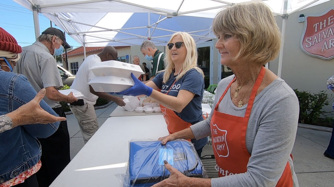 Salvation-Army-hands-out-food-on-Thanksgiving-WFTS.jpg