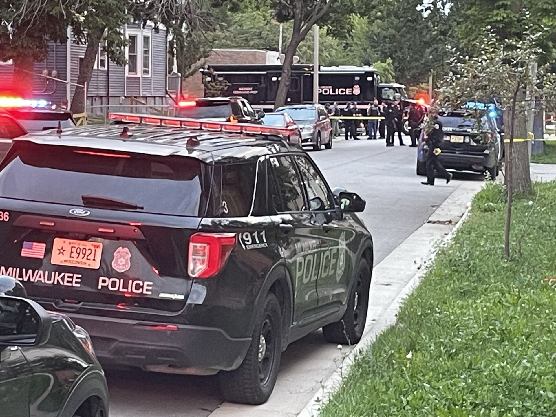 Milwaukee police ask public to avoid area near 37th and Wright streets
