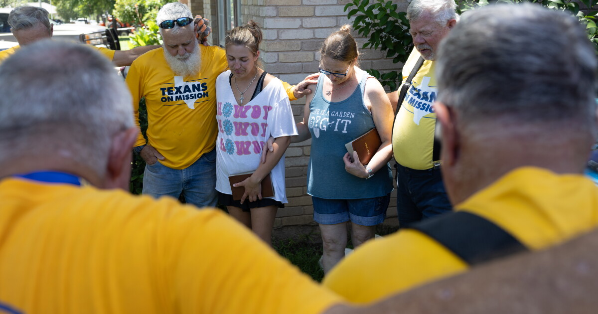 Central Texas volunteers help Kerrville flood victims recover, give back to community that 'filled them up'