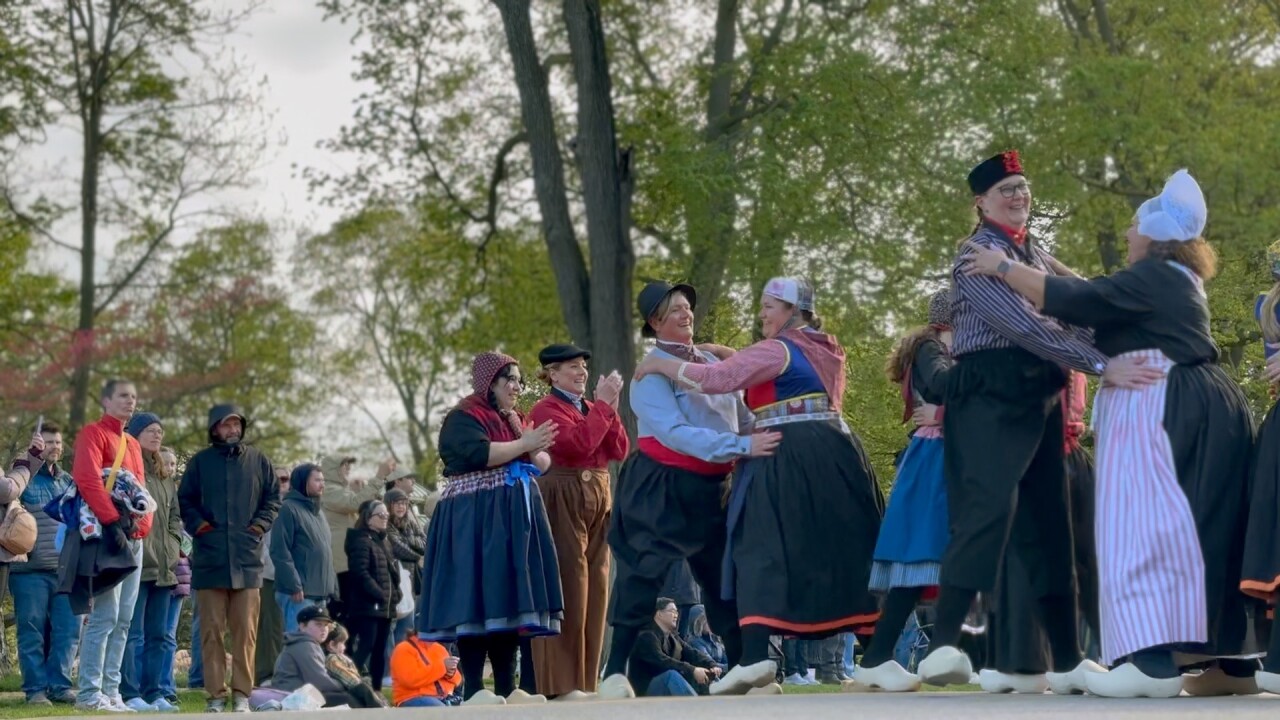 DUTCH DANCERS2.jpg