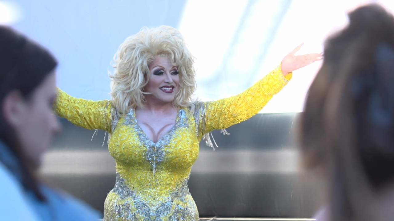 Utah performer dedicates decades to Dolly Parton