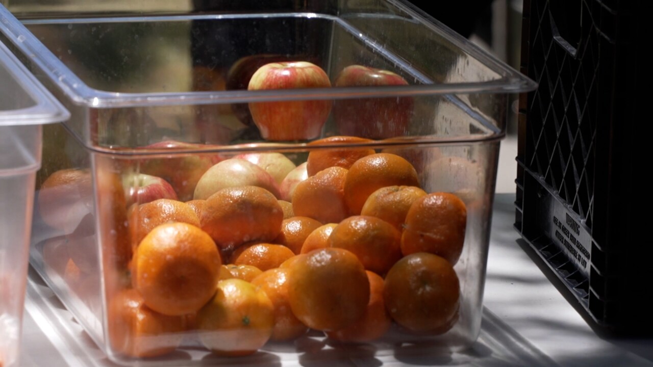 CONTAINER WITH FRUIT
