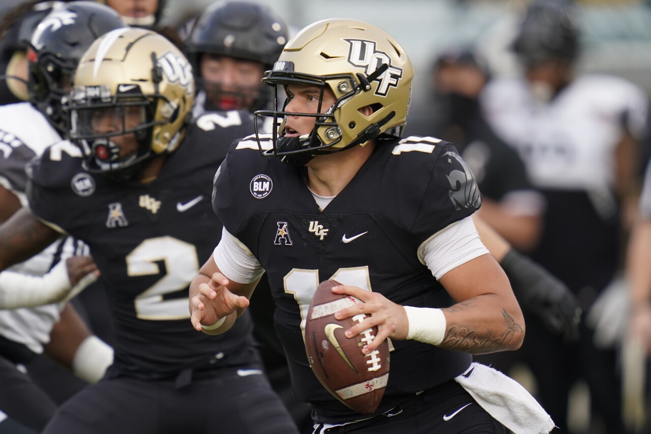 UCF Knights QB Dillon Gabriel looks for open receiver vs. Cincinnati Bearcats in 2020