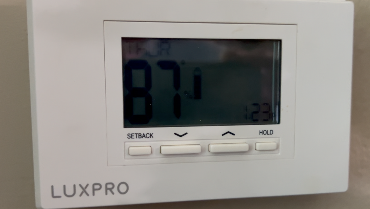 Thermostat in Elizabeth Kaeding's Cheektowaga apartment