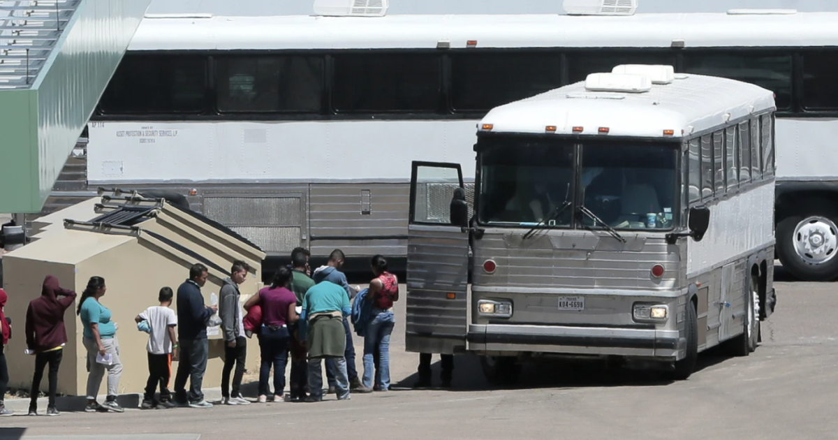 3-year-old riding Texas migrant bus dies on the way to Chicago, officials say - Vimarsana News
