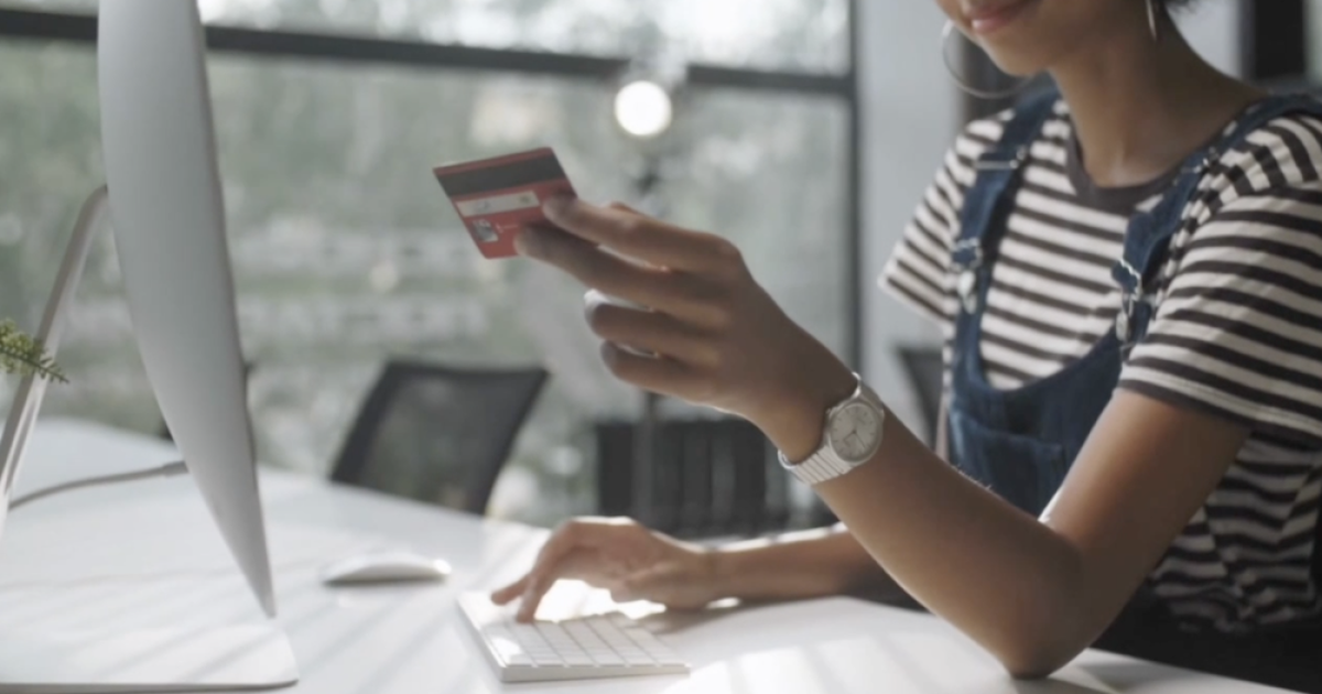 Financial experts encourage people to plan ahead to avoid holiday shopping debt Financial experts encourage people to plan ahead to avoid holiday shopping debt
