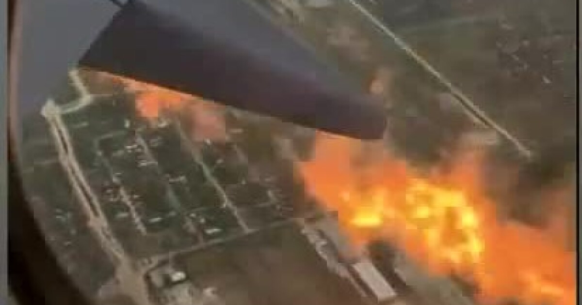 WATCH: Smoke, flames appear to shoot out of jet engine as it flies over Houston - Vimarsana News