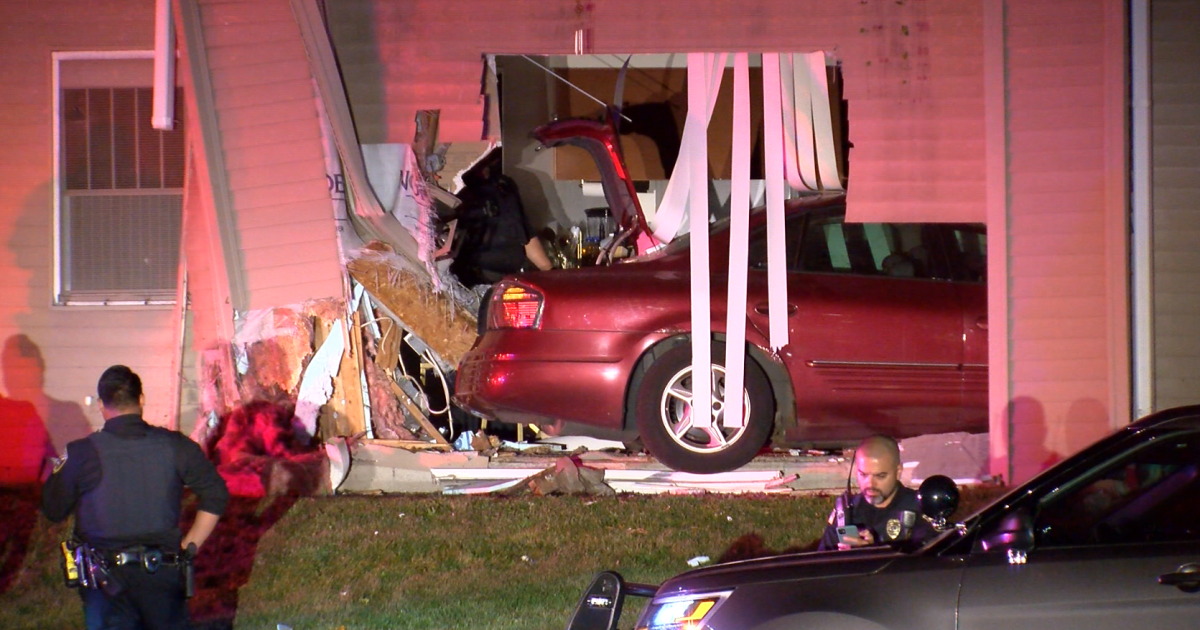 Car crashes into Milwaukee apartment building, hunt for driver