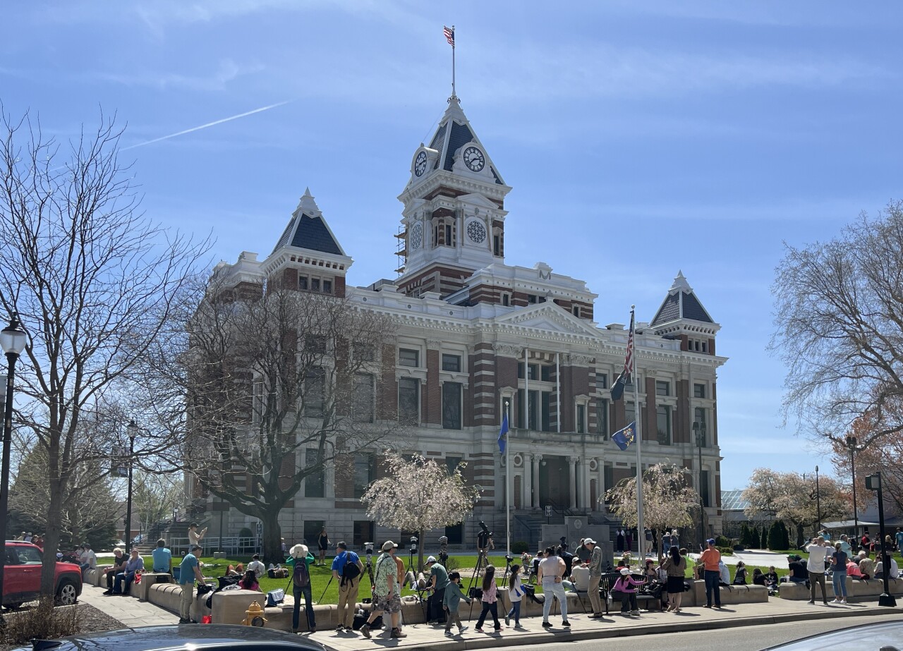 Courthouse eclipse.jpg