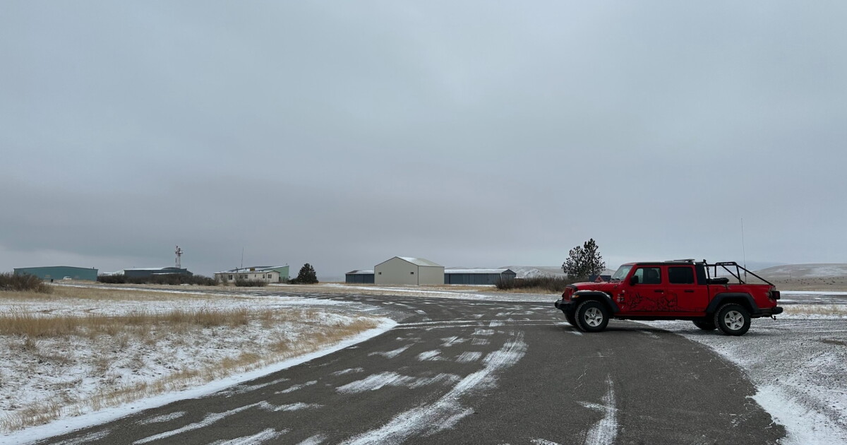 Plane crashes at Livingston airport, passengers injured - Vimarsana News
