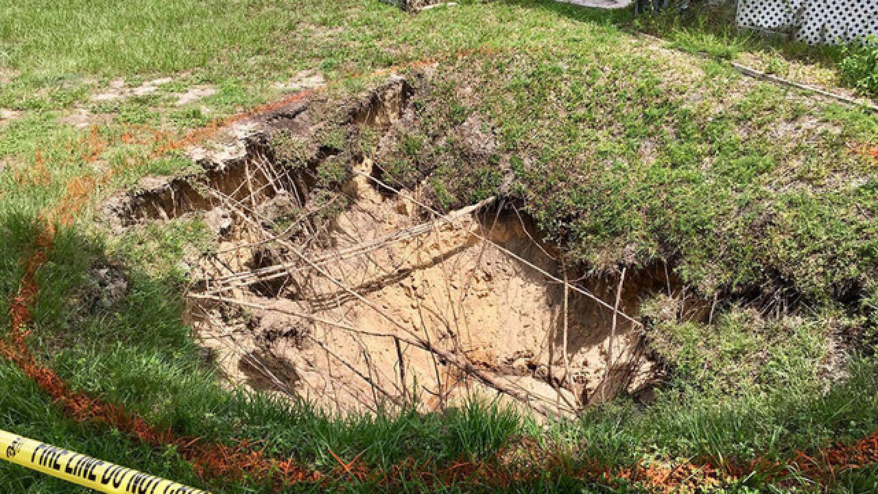 15 Foot Sinkhole Opens Up In Pasco County 4 Homes Voluntarily Evacuated Pasco County Sinkhole Map