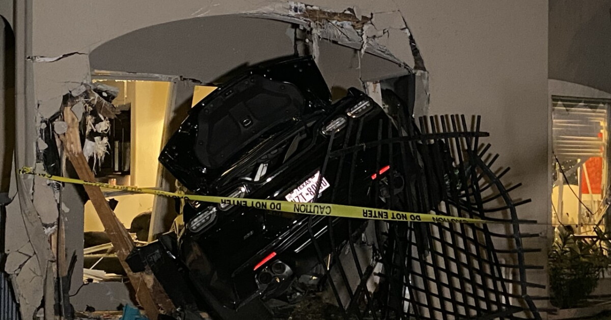 Driver crashes car into apartment building