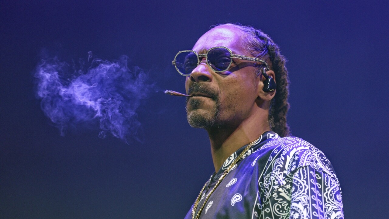does snoop dogg smoke tobacco Says He'll Quit Smoking Weed Rihanna Smokes With Snoop Dogg