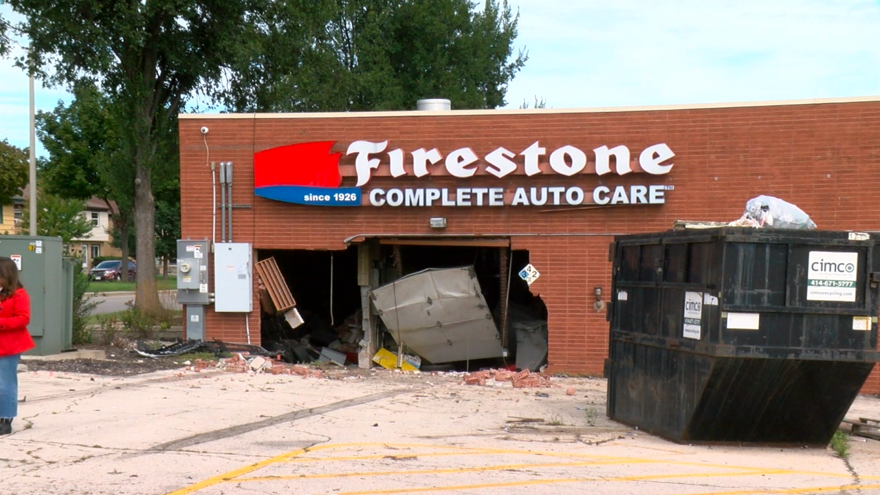 Driver crashes into Milwaukee building near 60th and Capitol 