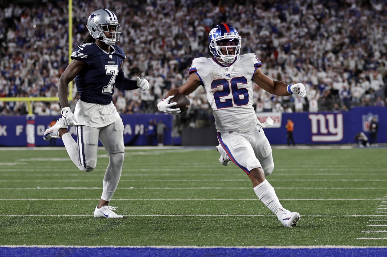 New York Giants running back Saquon Barkley scores TD vs. Dallas Cowboys, Sept. 26, 2022