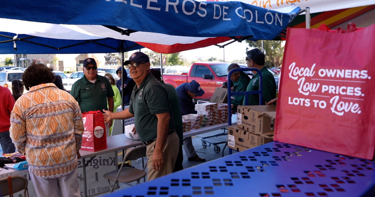 Families in the Nipomo area receive Thanksgiving meal packages - Vimarsana News