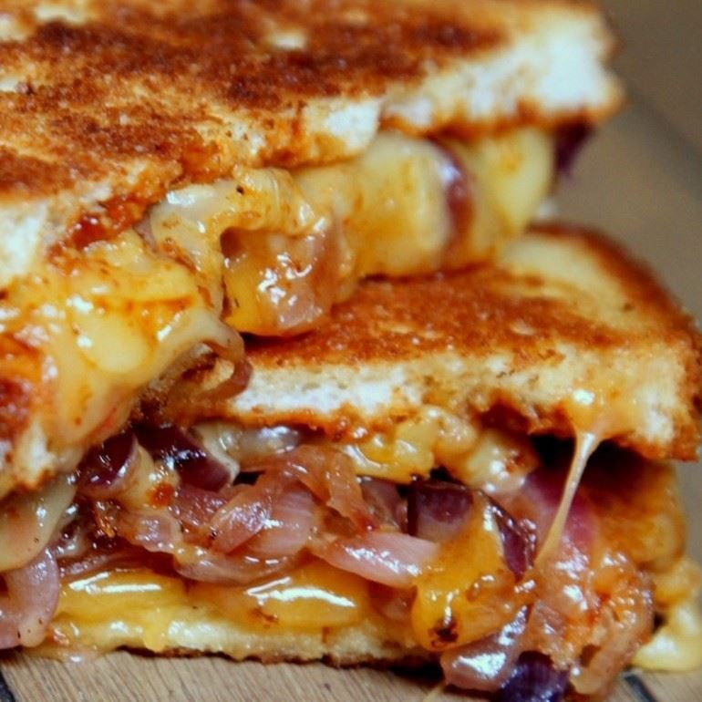 the_giddy_piggy_caramelized_onion_and_pulled_pork_bbq.jpg
