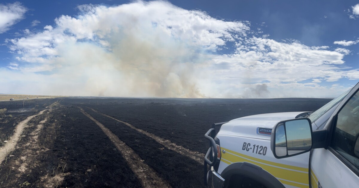 I-84に沿ってボイジーの南東に進行している8,000エーカーの山火事