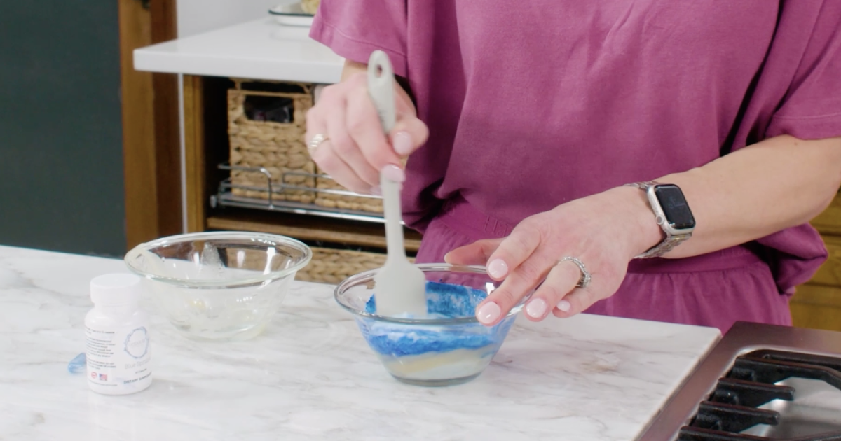 Selbstgemachte Gesichtsmaske aus Joghurt, Honig und Spirulina für einen ...
