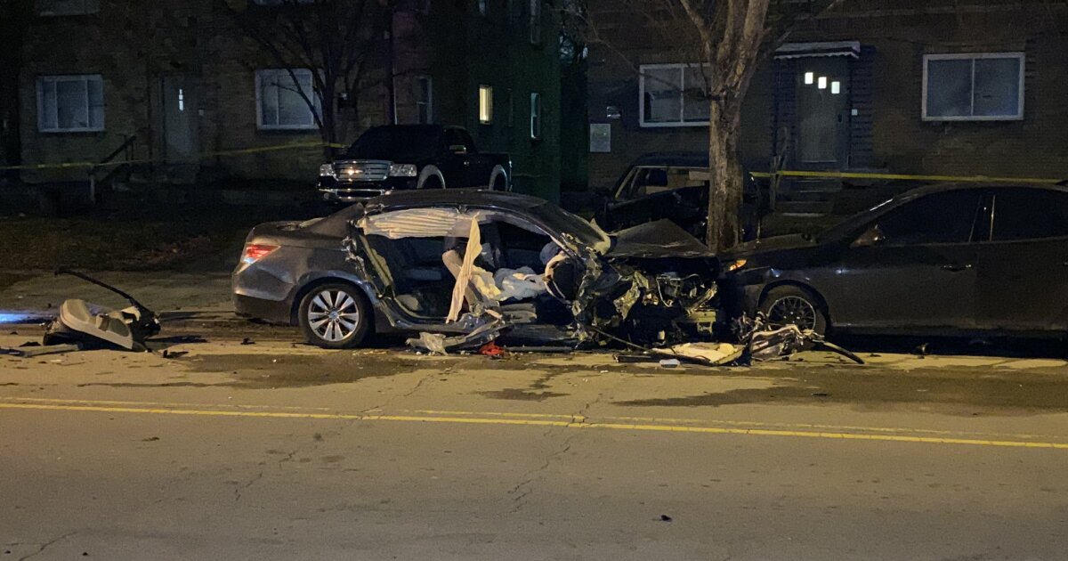 3 people seriously injured in early morning multivehicle Roselawn crash