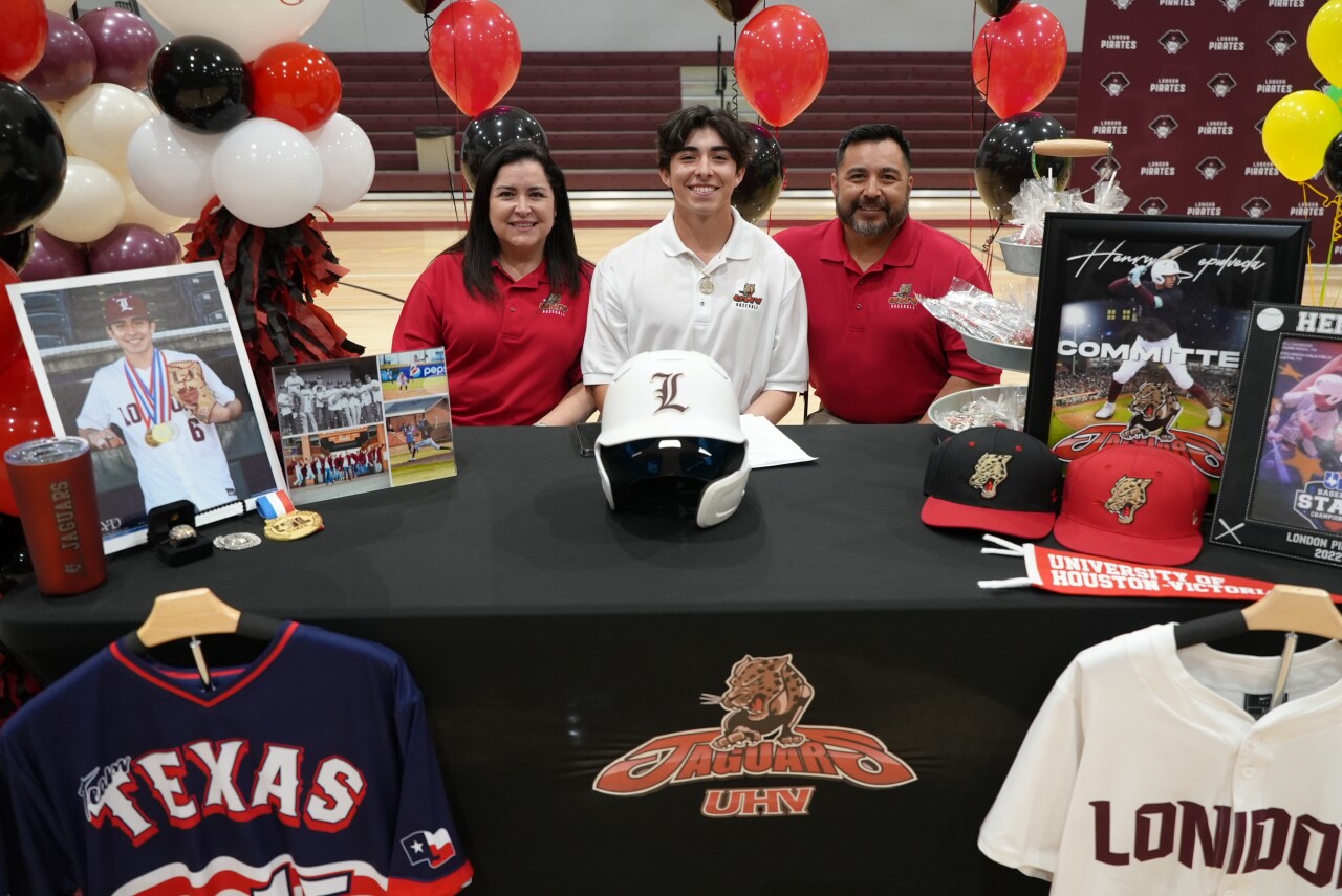 Henry Sepulveda signed to play baseball at UH-Victoria