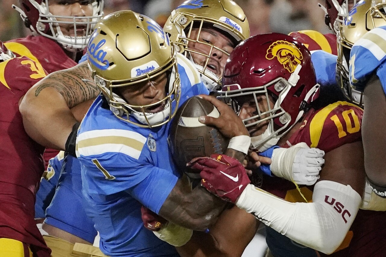 UCLA Bruins QB Dorian Thompson-Robinson heads in for TD as Southern California Trojans linebacker Ralen Goforth tries to stop him, Nov. 19, 2022