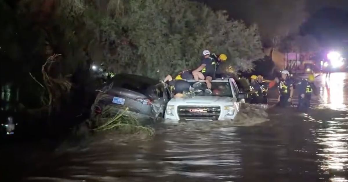 6 people rescued from vehicles stuck in Phoenix wash