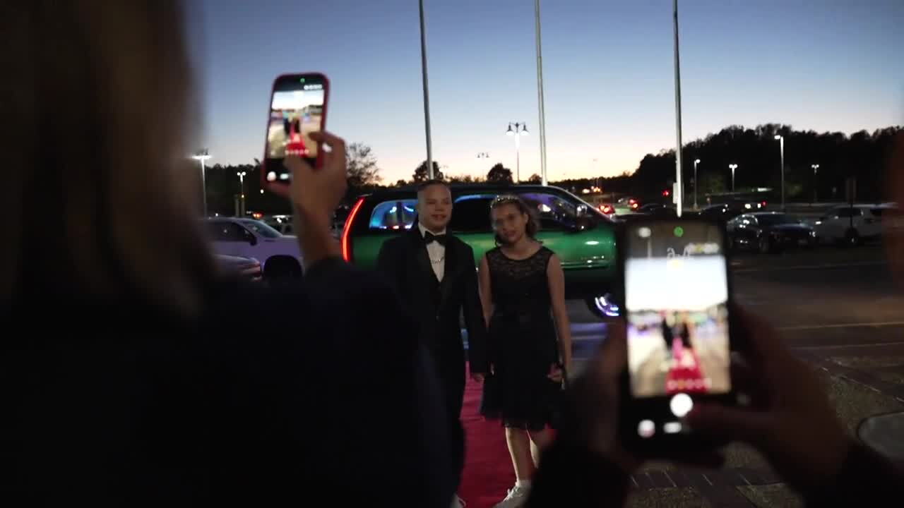Virginia moms throw red-carpet homecoming parade for their teens: 'It takes my breath away'