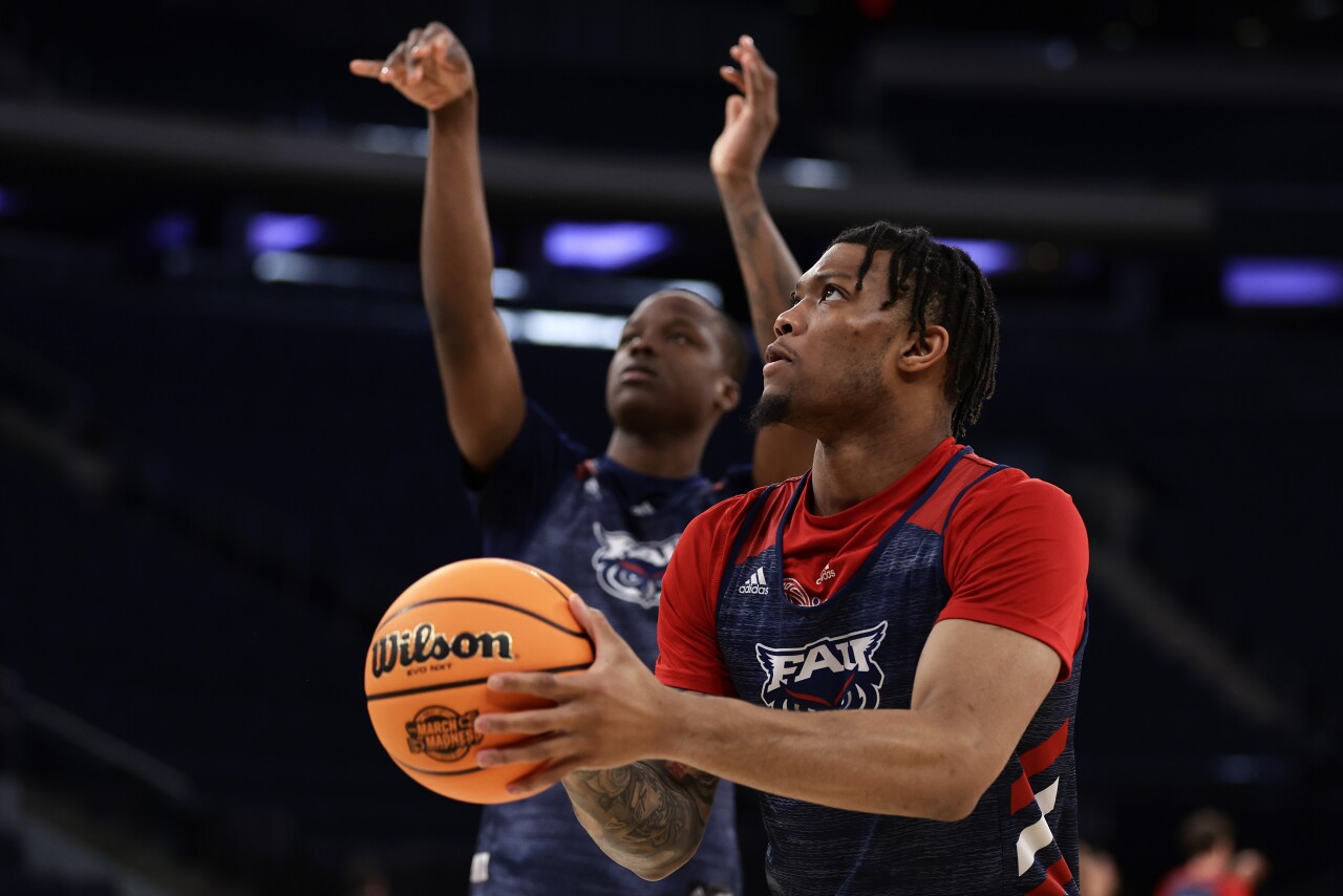 Florida Atlantic Owls guard Alijah Martin shoots in front of guard Johnell Davis during practice before Sweet 16 of NCAA tournament, March 22, 2023