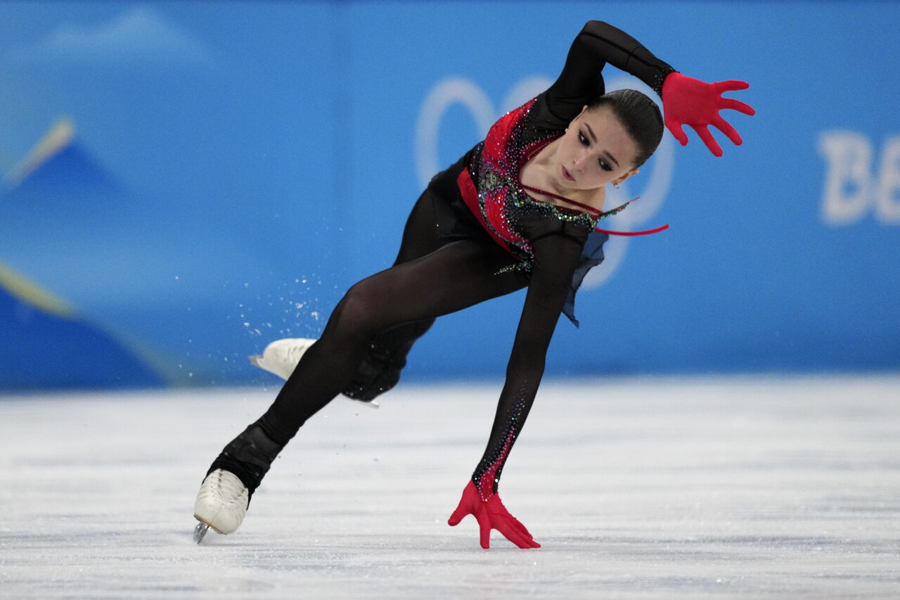 Kamila Valieva falls in 2022 Beijing Olympics figure skating competition
