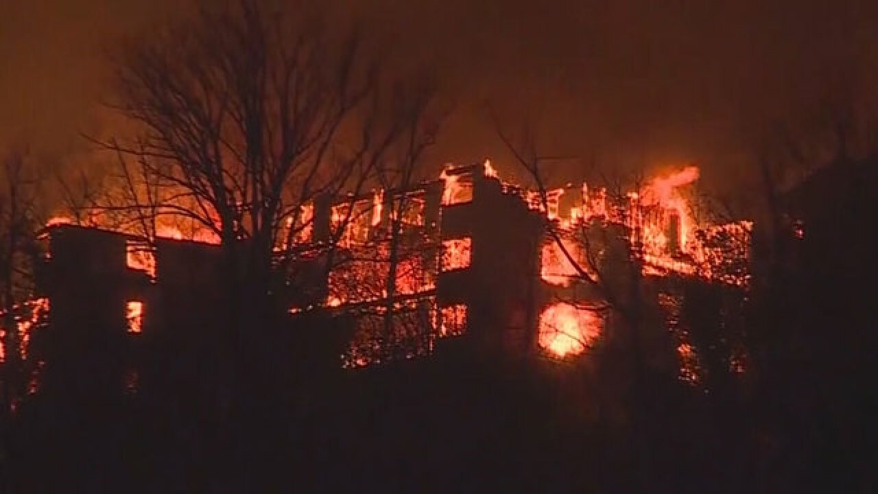 Smoky Mountains wildfire moves toward Gatlinburg