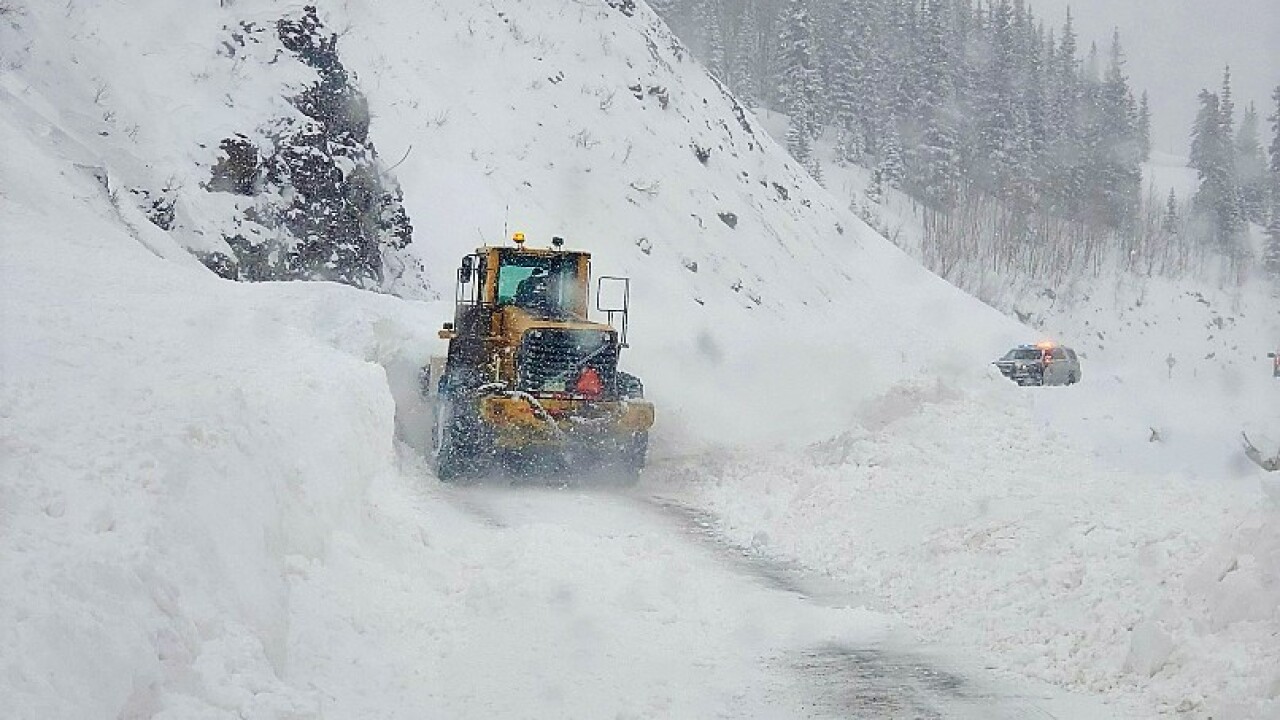 us550-red-mountain-snow-avalanche.jpeg