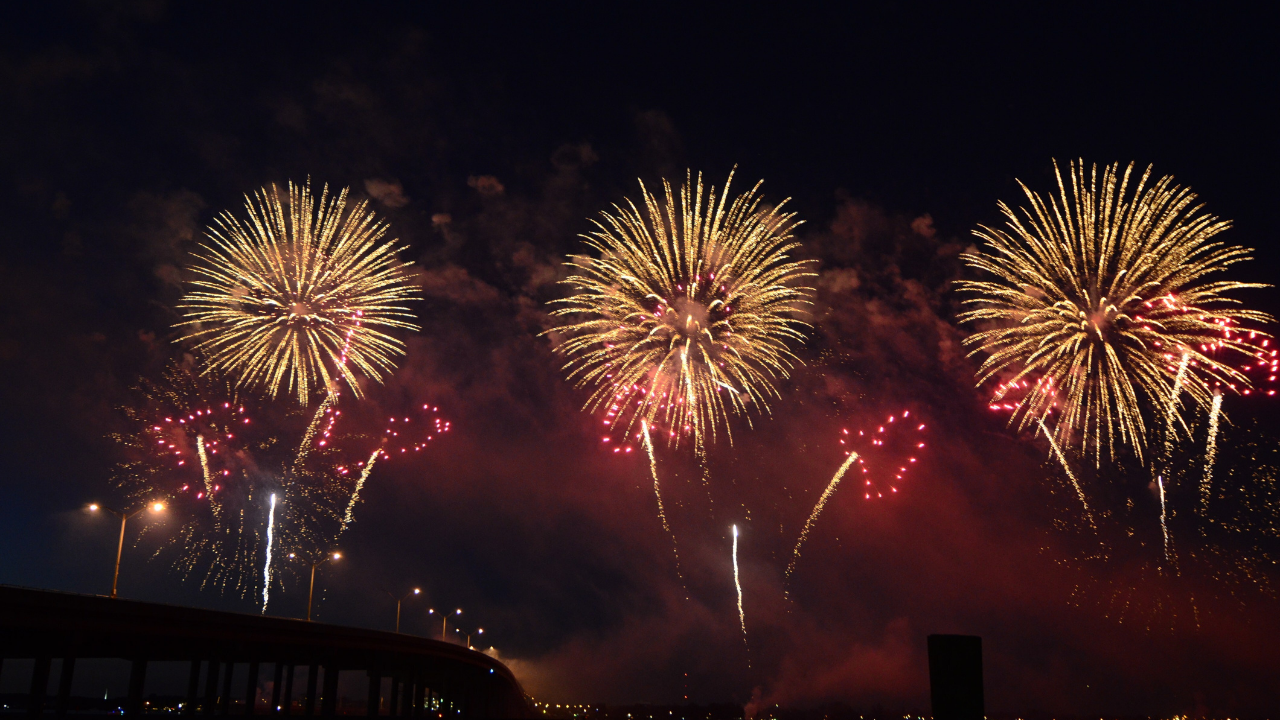 Bradenton Area River Regatta fireworks.png