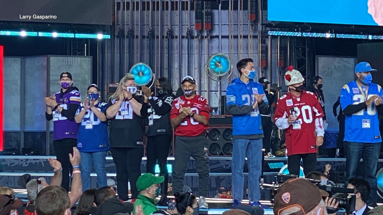 Larry Gasparino announces Bucs 4th round pick