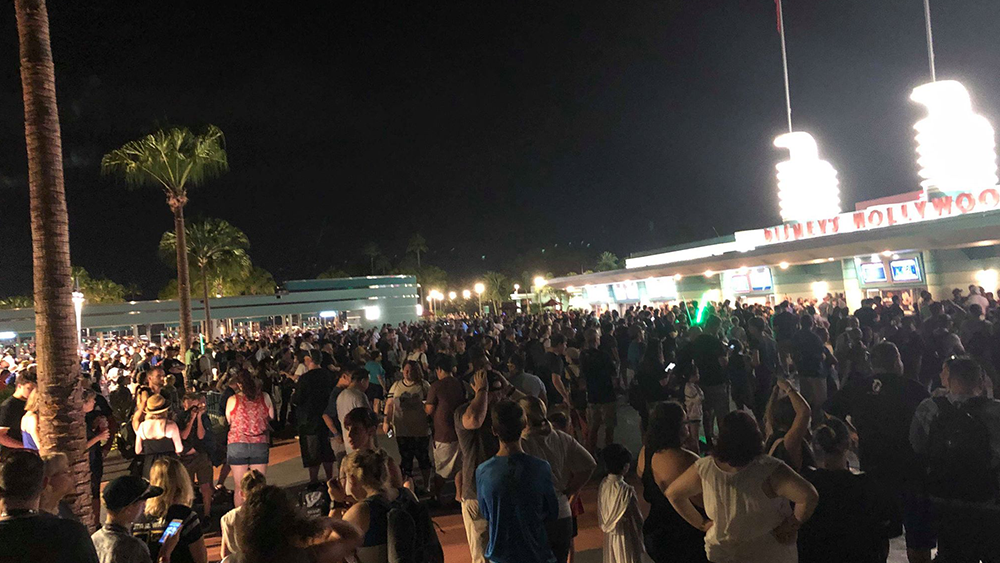Star-Wars-Galaxy's-Edge-hollywood-studios-entrance.png