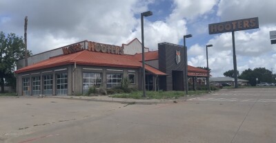HOOTERS VACANT