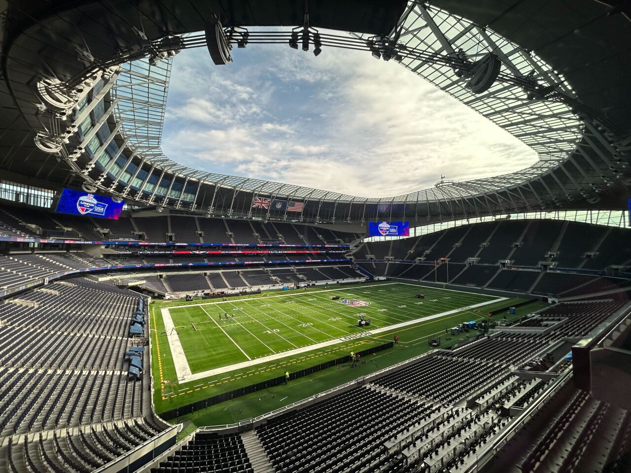 tottenham hotspur stadium interior.jpg