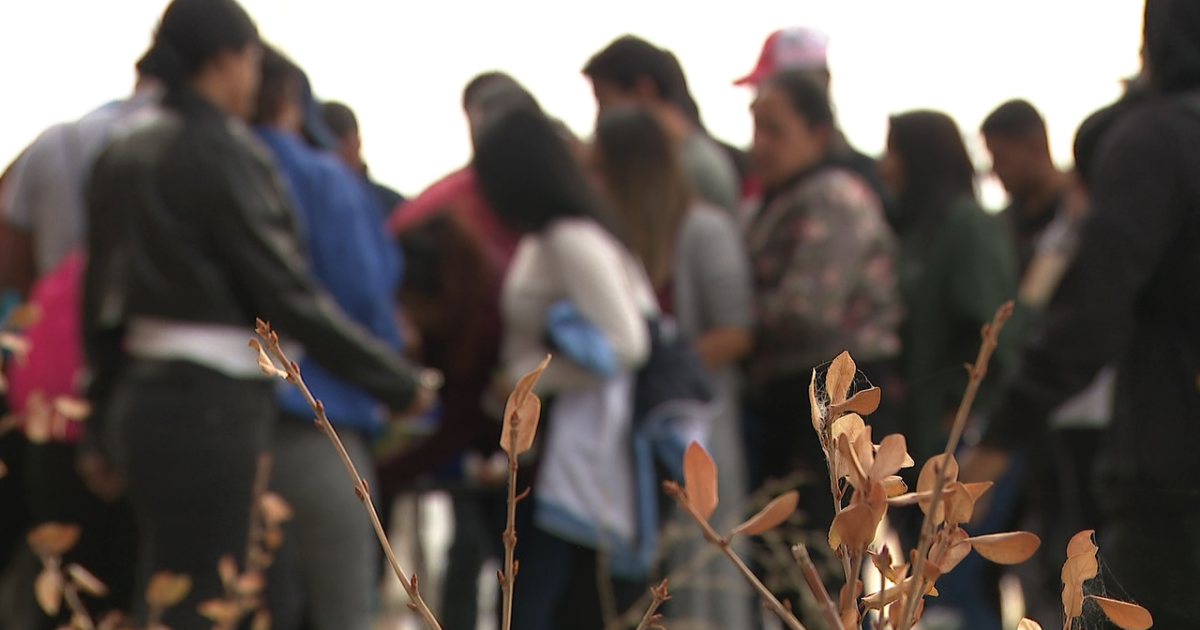 Denver resumes discharging migrant families with children from shelters - Vimarsana News