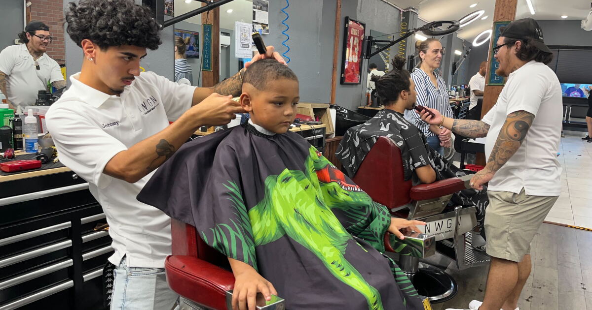 Tampa barber gives back to hometown with free back-to-school haircuts - Vimarsana News