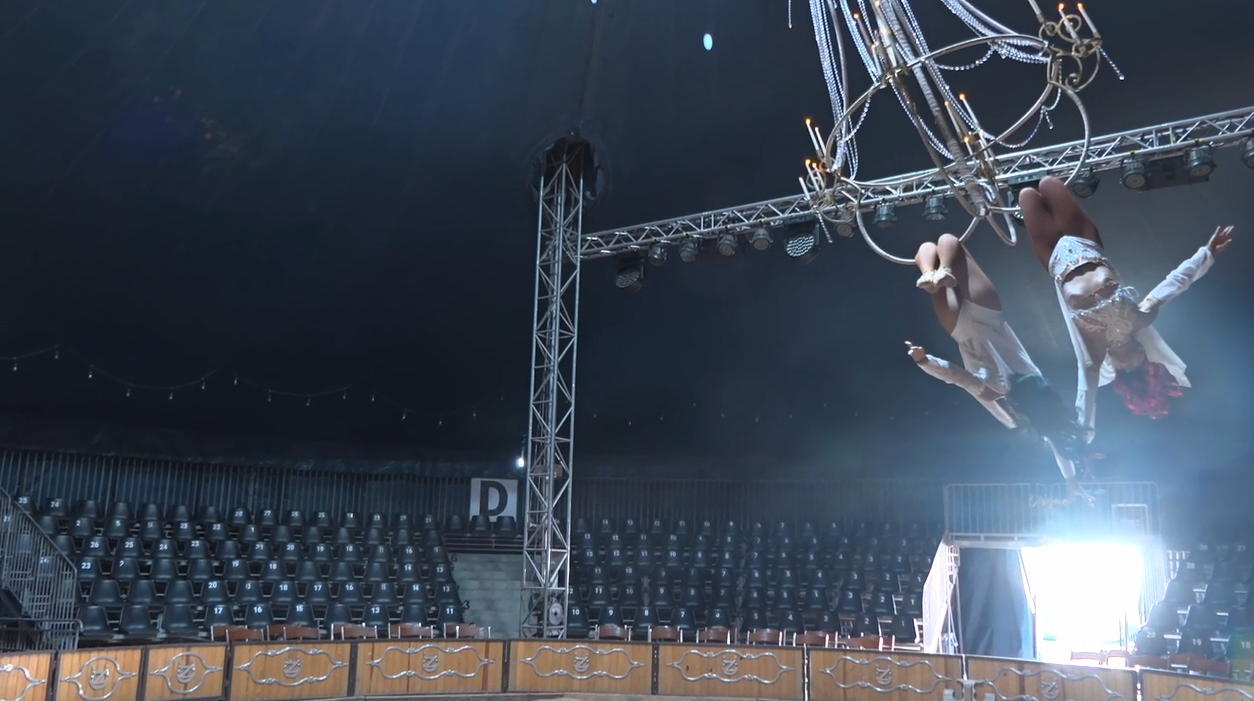 AERIAL ACT, CIRCUS, PERFORMANCE