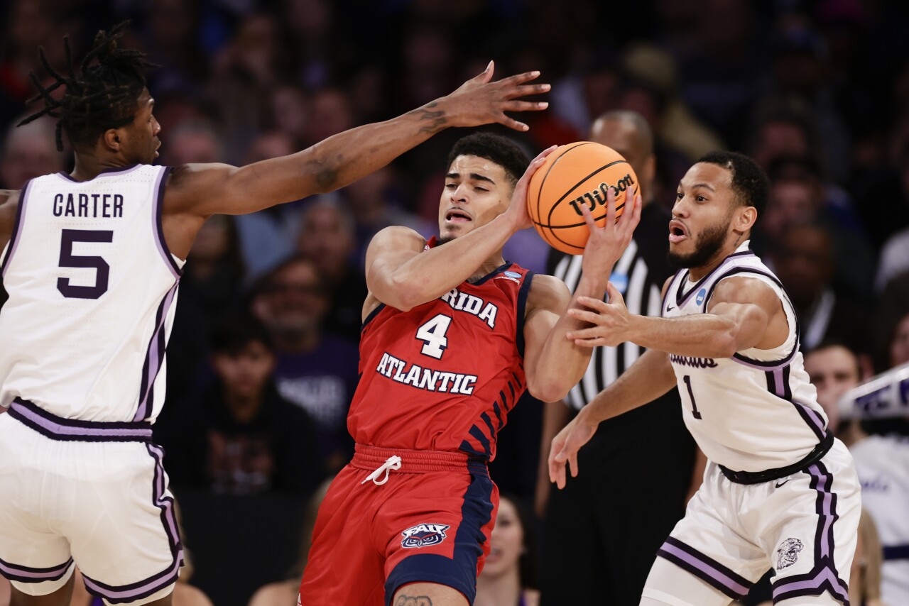 Florida Atlantic Owls guard Bryan Greenlee battles for basketball against Kansas State Wildcats players Cam Carter and Markquis Nowell in first half of Elite Eight game of NCAA tournament, March 25, 2023