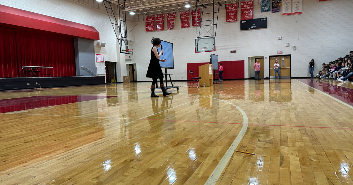 Author meets Bryan Station middle schoolers ahead of Kentucky Book Festival - Vimarsana News