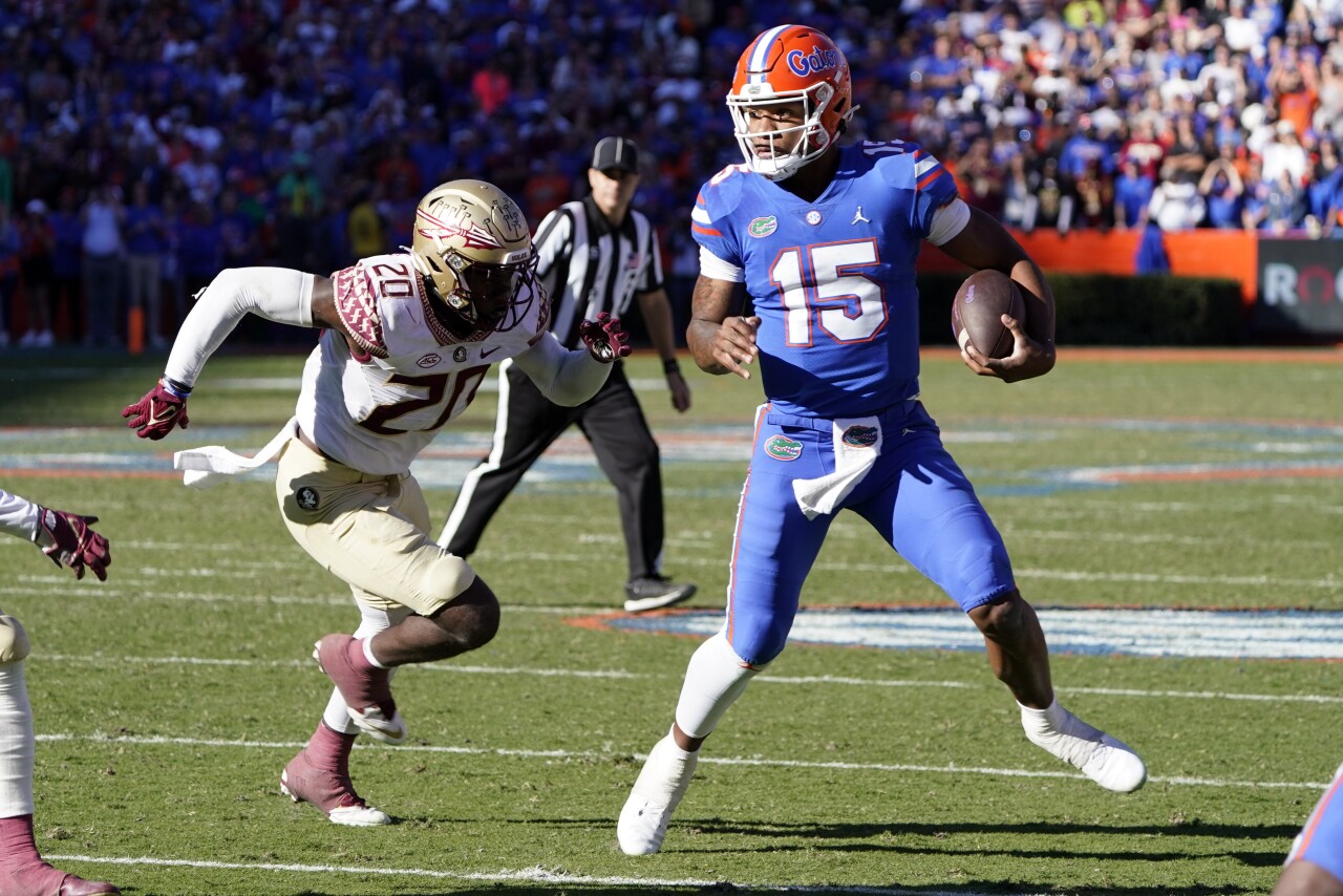 Florida Gators QB Anthony Richardson eludes Florida State Seminoles linebacker Kalen DeLoach in 2021