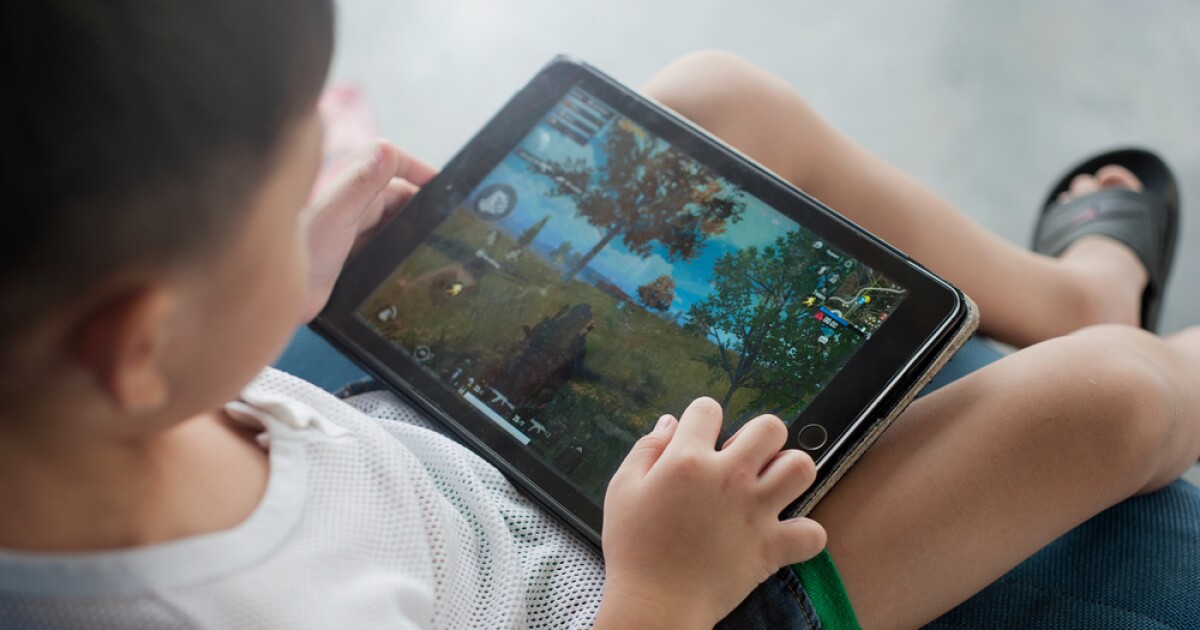 Half of young parents struggle to bond with kids due to screen time, study finds